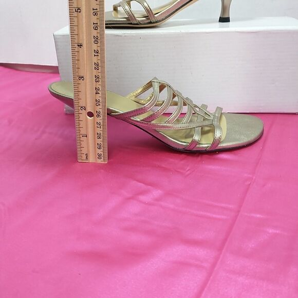 STUART WEITZMAN Women's SZ 4M Gold Sandals . Condition is Pre-owned - Picture 5 of 11
